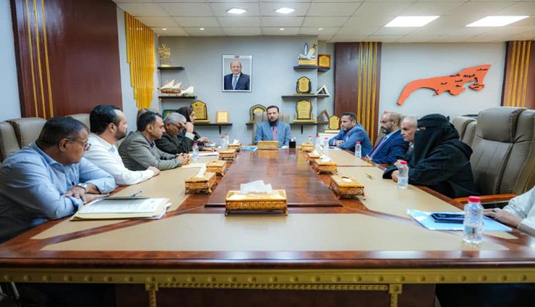 محافظ العاصمة عدن يلتقي مديري العموم الجدد والسابقين ويؤكد أهمية التكامل والاستفادة من جميع الكفاءات