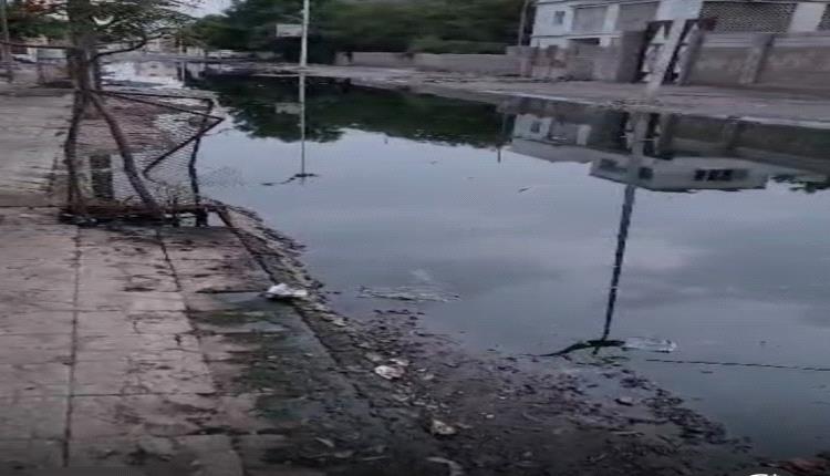 الأهالي يطالبون بمحاسبة المقصرين.. إهمال مؤسسة المياه يغرق أحياء شعب عدن في المجاري