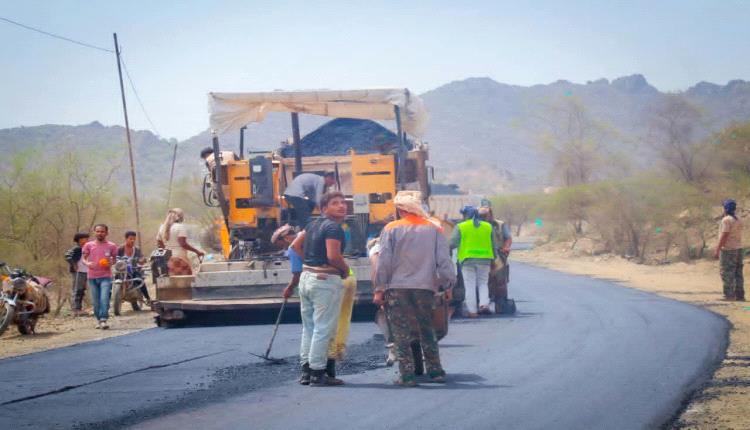 بتوجيهات معالي وزير الأشغال ومتابعة السلطة المحلية بالمحافظة بدء سفلتة طريق الحصين الشعيب