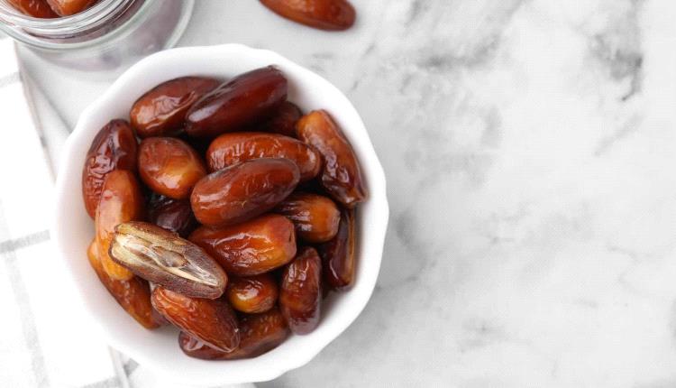 ماذا يحدث لجسمك عند تناول التمر على الريق يوميًا؟