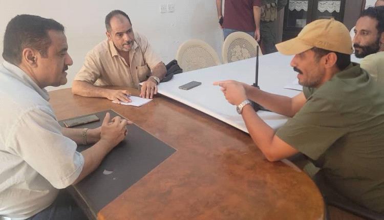 مدير عام البريقة يناقش نشاط مكتب الأشغال العامة بالمديرية