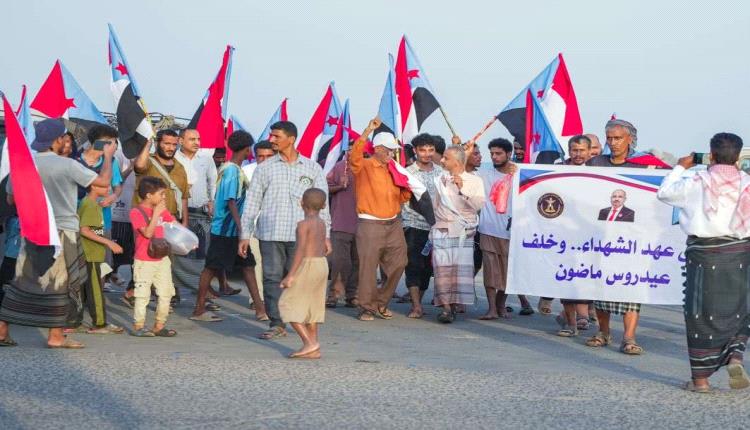 وقفات احتجاجية في العاصمة عدن رفضًا لإدراج مدانين بالإرهـ,ـاب ضمن صفقة تبادل الأسرى وتأكيد على التمسك بالثوابت الوطنية