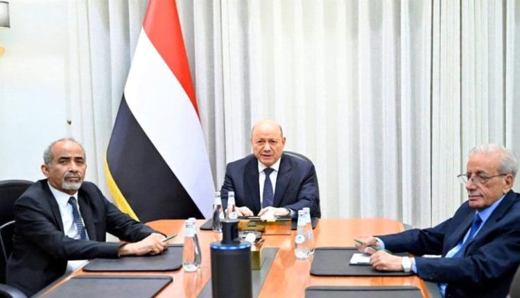 العليمي يعرض على الحو.ثيين إعادة وفدهم من طهران إلى صنعاء بطيران اليمنية