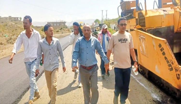بتوجيهات وزير الأشغال العامة والطرق تواصل أعمال السفلتة في مشروع الحصين الشعيب.