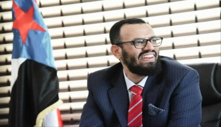 هاني بن بريك يسخر من تنصل التحالف: هل أصبحت وزارة الدفاع اليمنية فجأة قادرة على قصف مطار صنعاء؟