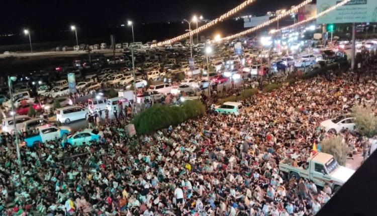 لأول مرة في العاصمة عدن .. الالاف يتابعون مباراة الأرجنتين وإنجلترا 