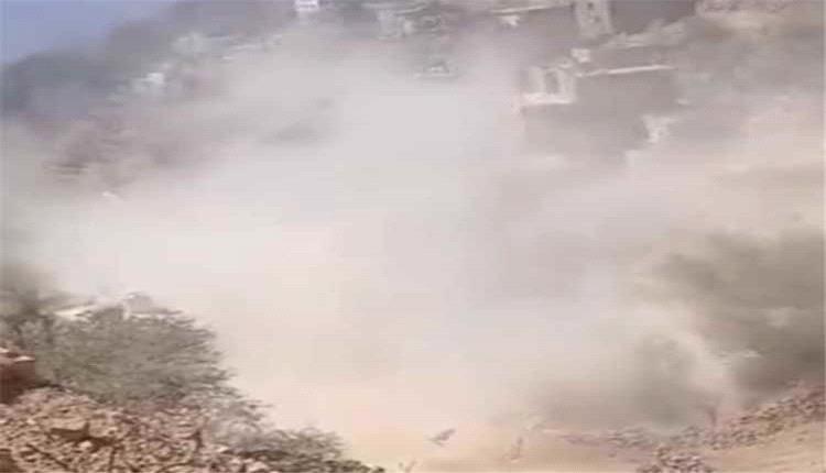 غبار كثيف يعصف بطريق الصحى–كربا في لحج ومطالبات بإصلاحه