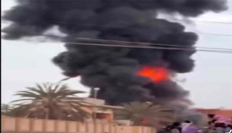 حريق ضخم يلتهم مصنعًا للسجائر في المنصورة بعدن