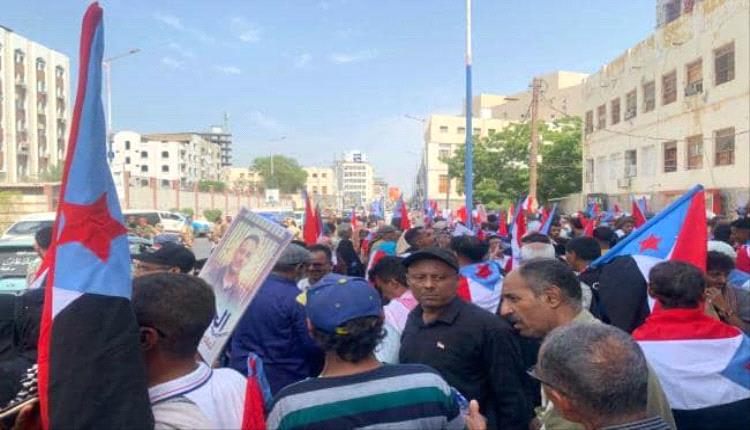 طوفان الجنوب .. تصعيد شعبي يجدد التفويض للرئيس الزُبيدي ويرفض تحركات الوصاية