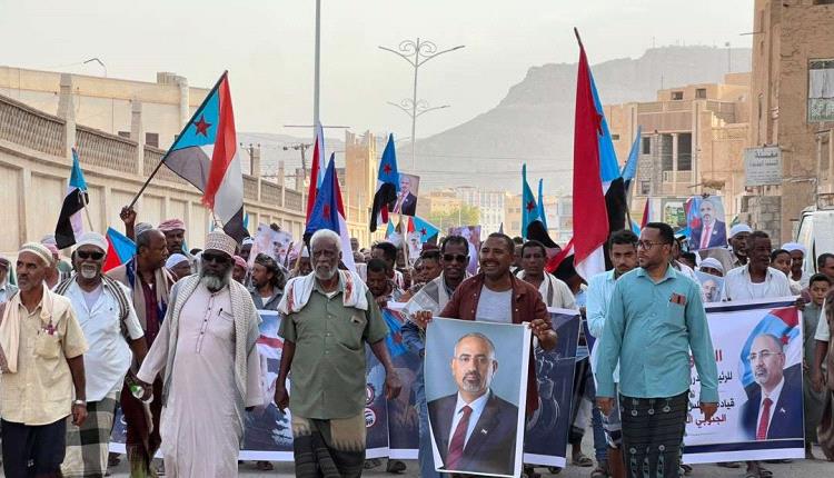 انتقالي تريم ينظم مسيرة جماهيرية حاشدة تجدد التفويض للرئيس الزُبيدي وترفض الوصاية الخارجية