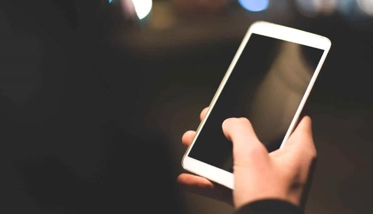 هل أصابك "إبهام الهاتف"؟ خطوات بسيطة لتخفيف الألم قبل أن يتفاقم