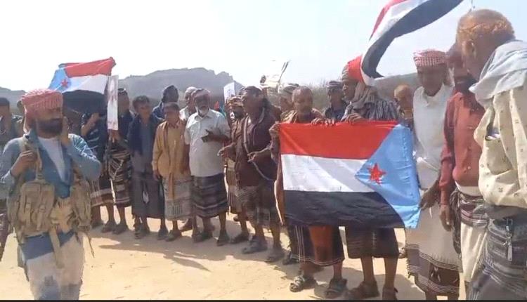 وقفة جماهيرية حاشدة في المحفد ترفض تشكيل المجالس التنسيقية