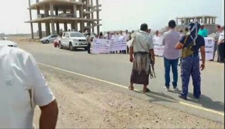 بعد ثلاثة أشهر من تسليم الشوبجي منصبه.. "وحوش الأراضي" يعودون للبسط على أراضي جامعة عدن واحتجاجات تطالب بوقف الاعتداءات