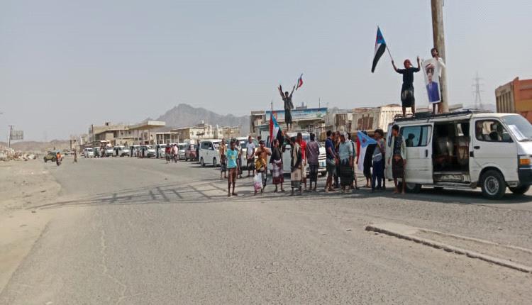 لحج.. الحواشب تشارك بموكب جماهيري كبير في الوقفة الاحتجاجية بالحوطة رفضا لتدهور الخدمات والوصاية