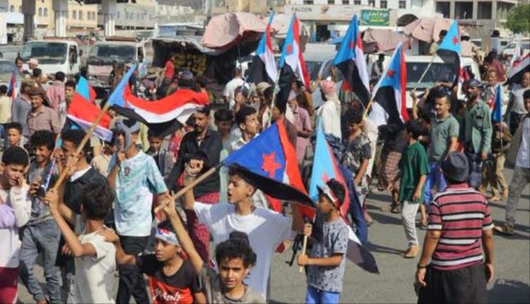 الحبيلين تشهد توافدًا جماهيريًا للمشاركة في مسيرة احتجاجية رفضًا لتردي الخدمات والوصاية السعودية