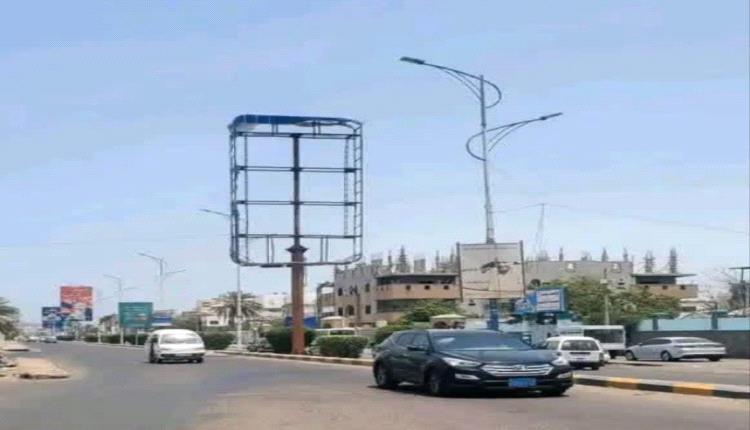  ناشط سياسي ينتقد إزالة صور الرئيس الزُبيدي في عدن