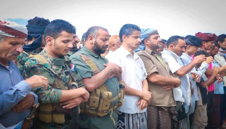 بموكب جنائزي مهيب يتقدمه المحافظ القبه .. الضالع تشيّع الشهيد النجار ضابط أمن سوق سناح
