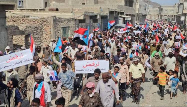 مسيرة جماهيرية حاشدة في سقطرى رفضاً لمشاريع الوصاية والمجالس التنسيقية
