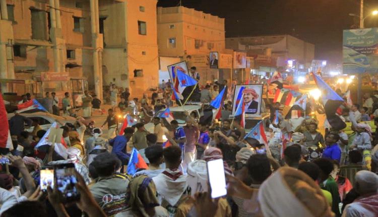 مسيرة جماهيرية حاشدة بالمركبات والدراجات النارية في القطن تجدد التفويض للرئيس الزبيدي وترفض الوصاية والاحتلال