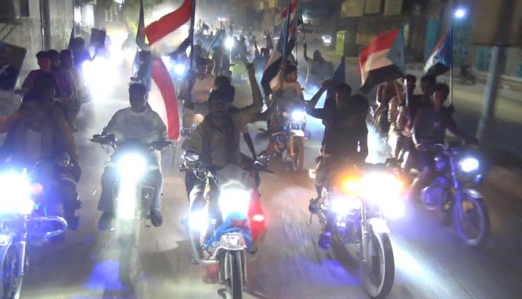 مسيرة حاشدة بالمركبات والدراجات النارية في سيئون تجدد التمسك بالمجلس الانتقالي وترفض الوصاية والاحتلال