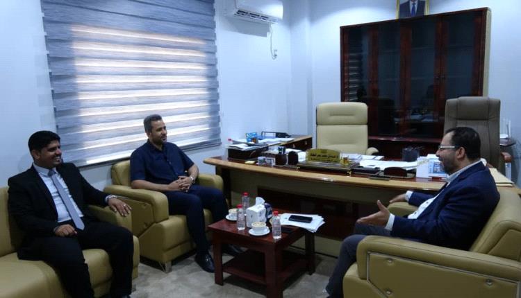 محافظ لحج يناقش مع وزير الكهرباء ترتيبات تنفيذ مشروع  الطاقة الشمسية