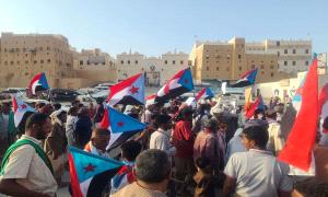 مسيرة جماهيرية حاشدة في شبام تؤكد التمسك بالحقوق الوطنية والخدمية وتجدد التفويض للرئيس الزُبيدي