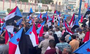 عدن: حشود غاضبة أمام ديوان المحافظة