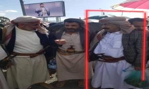 صورة صادمة من قلب ميدان السبعين في صنعاء.. شقيق رئيس إصلاح مأرب يظهر في فعالية حـ,ـوثية ويفجر لغز التخادم بين الطرفين