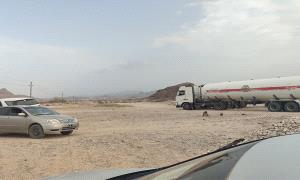بيان قبلي غاضب في شبوة يعلن قطاعاً قبلياً شاملاً ويمنع حركة الشاحنات ويحشد نحو عدن