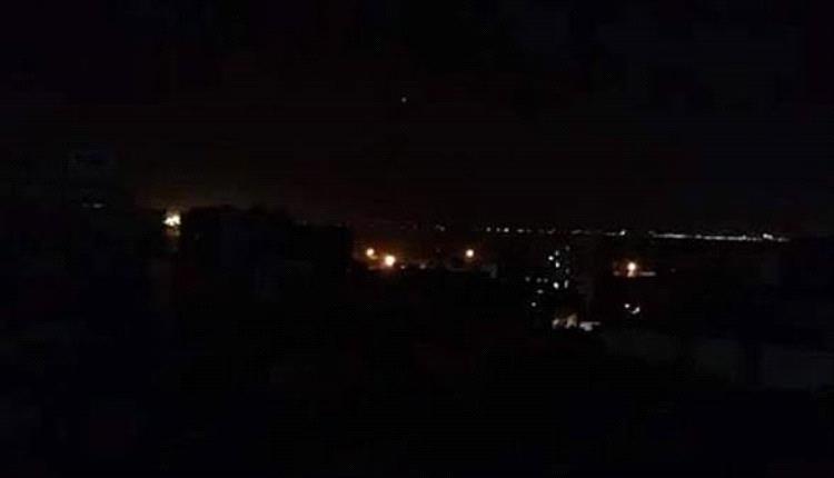 حرارة الصيف المرتفعة و انقطاع الكهرباء حولت بيوت عدن إلى أفران ونار جهنم