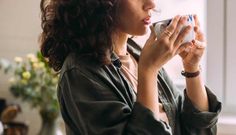 كيف تساعد المشروبات الساخنة على خفض حرارة الجسم؟
