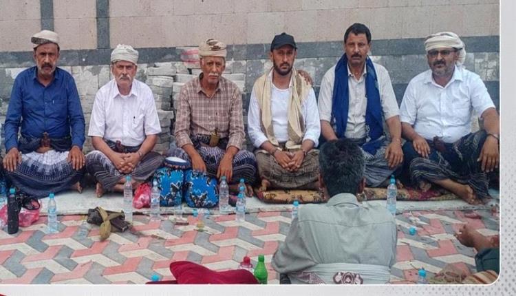 وفد مديرية مكيراس برئاسة المدير العام يؤدي واجب العزاء في وفاة الرئيس هادي بمسقط رأسه في مديرية الوضيع