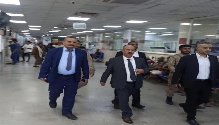 وزير النقل يزور العميد سيف سالم قاسم في مستشفى عدن الألماني للاطمئنان على صحته