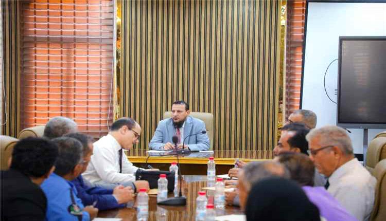 المحافظ عبدالرحمن شيخ يطالب بخيارات عاجلة لإنقاذ خدمة الكهرباء في عدن