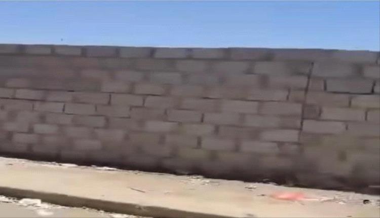 قيادي حو.ثي ينهب ارضية تابعة لكلية الشرطة بصنعاء