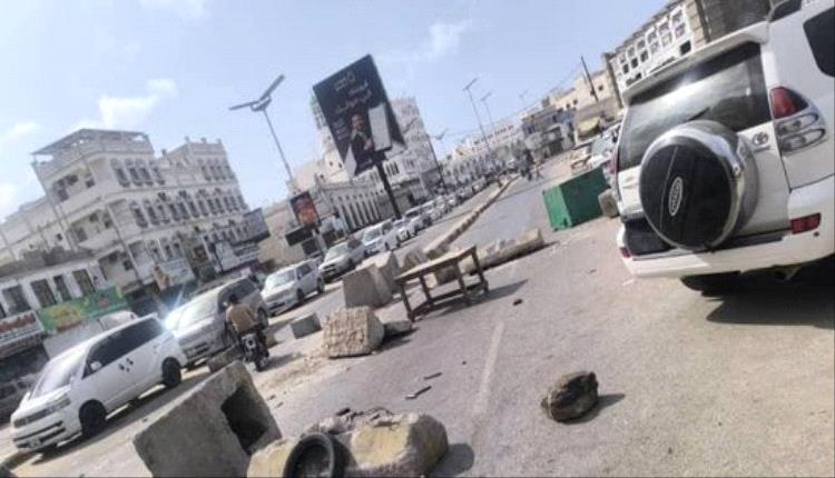 احتجاجات غاضبة في المكلا وإغلاق طرق رئيسية بسبب تدهور الخدمات
