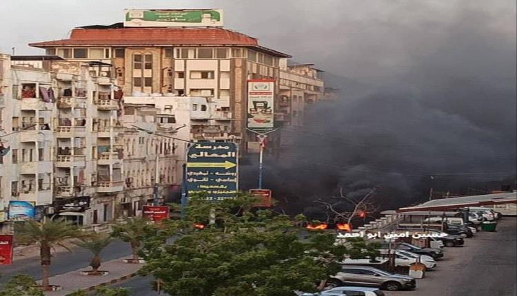 احتجاجات غاضبة في المعلا.. إغلاق شارع رئيسي بالإطارات المشتعلة احتجاجاً على تدهور الخدمات