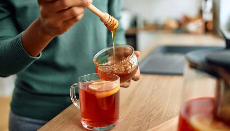 5 فوائد صحية لإضافة العسل إلى كوب الشاي ..