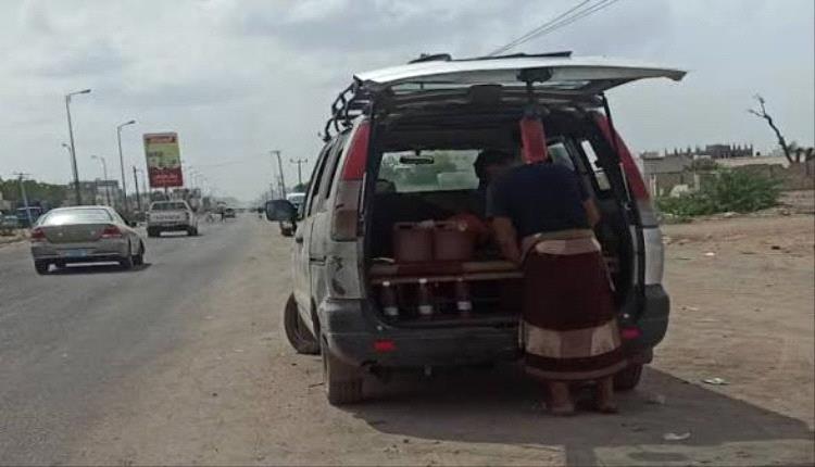 لحج.. تزايد اعداد باعة البنزين في السوق السوداء يثير الجدل