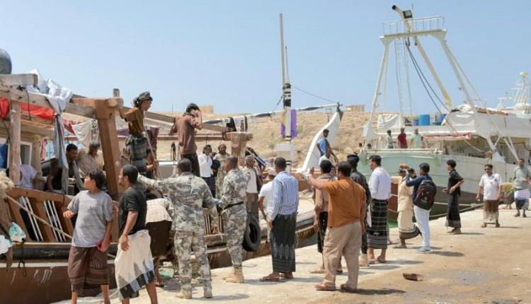 خفر السواحل بالمهرة ينقذ قارب متعطل وعلى متنه 27 مسافراً وبحاراً
