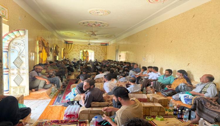 جموع المعزّين يؤدّون واجب العزاء لأسرة الفقيدة والدة المحامي أمين القاضي في الشعيب
