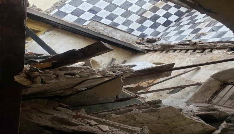 سقوط سقف مبنى قديم في كريتر بعدن يثير مخاوف السكان
