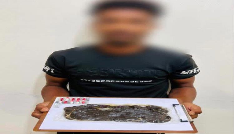 إدارة مكافحة المخـ,ـدرات بعدن تطيح بمروج مخـ,ـدرات نوع حشـ,ـيش وبحوزته كمية بمنطقة القاهرة
