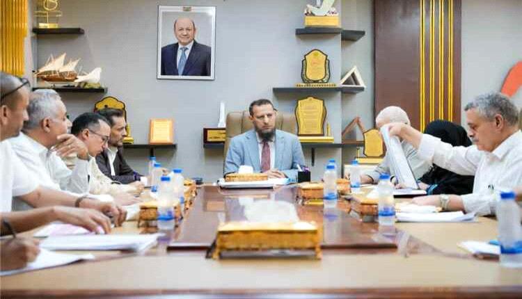محافظ عدن يبحث أولويات المشاريع الخدمية ويشدد على تحسين أداء القطاعات الأساسية