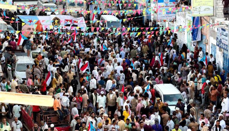 أبناء حضرموت يتحدون الإجراءات الأمنية ويحتشدون في المكلا رفضا للوصاية