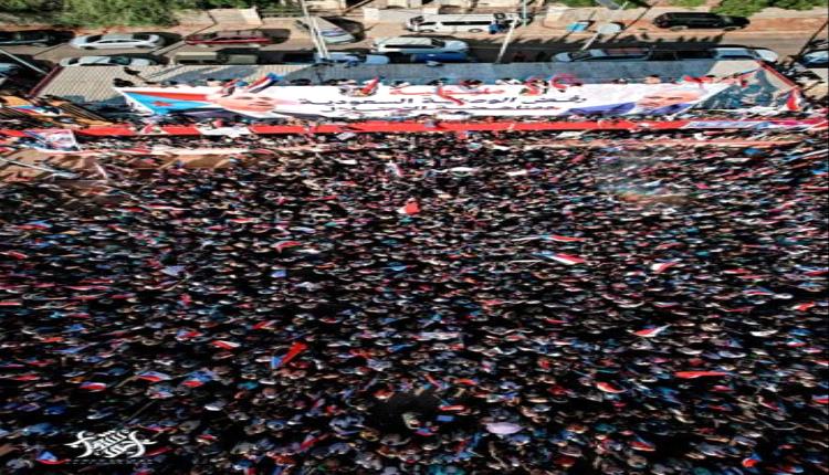 الصور الأولية لمليونية عدن.. زحف بشري يكسر الطوق الأمني في ساحة العروض
