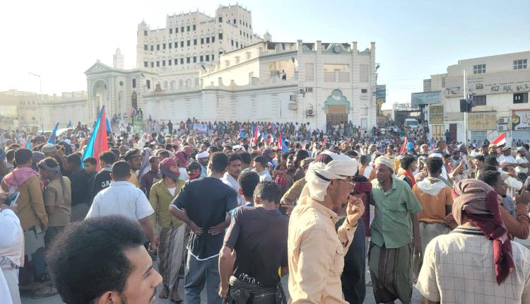 تحت الضغط الشعبي .. انسحاب القوات المدعومة سعودياً من محيط قصر سيئون والجماهير تدشن مليونية رفض الوصاية ومناهضة الاحتلال