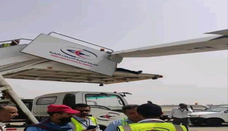 رصـ.اص ساحة العروض يصيب طائرة اليمنية.. ويخرجها من الخدمة لعدة ايام! 