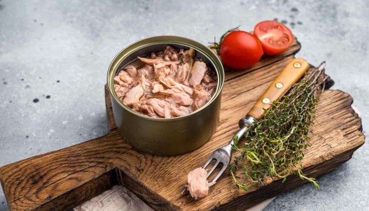 كنز غذائي.. لا ترم زيت التونة في المغسلة بعد اليوم