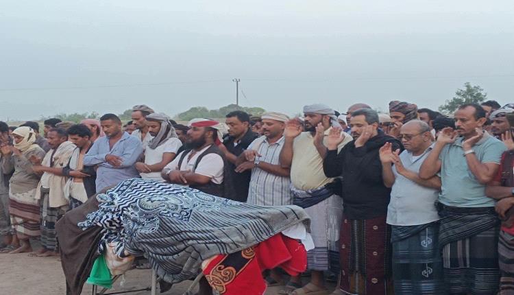 محافظ لحج والعميد الهابون يتقدمان جموع المشيعين للفقيد "لعصل" ويؤكدان: القانون سيأخذ مجراه ولا تهاون في أرواح المواطنين